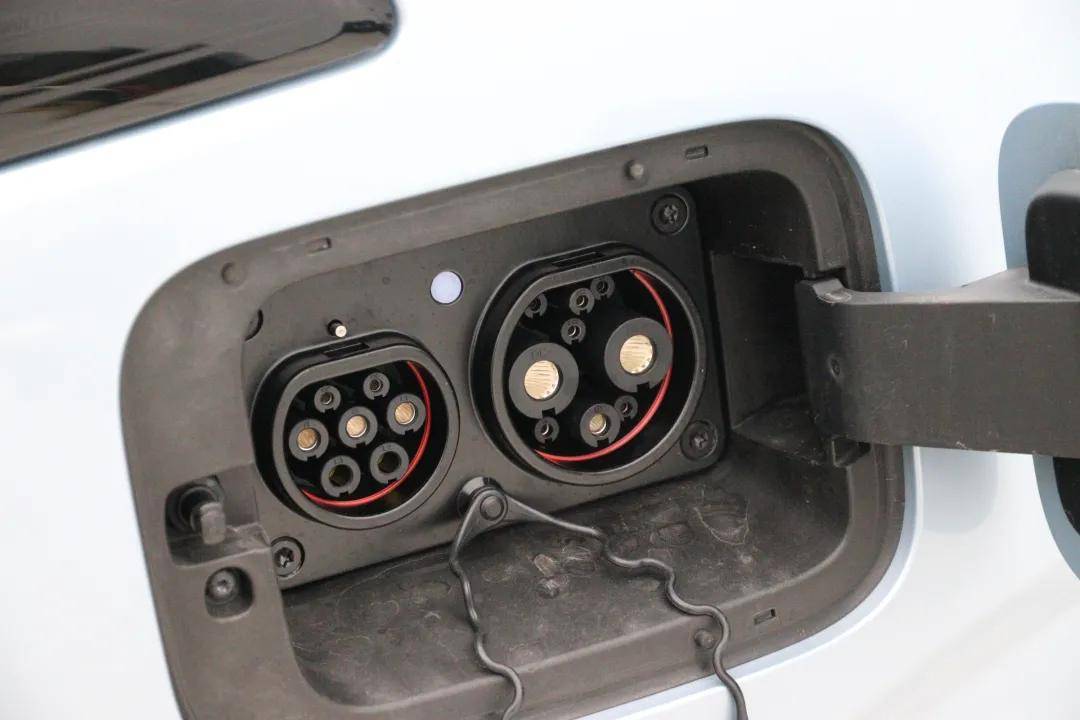 k idd 130km的纯电行驶里程,同时还配有快充接口,支持220v家用充电