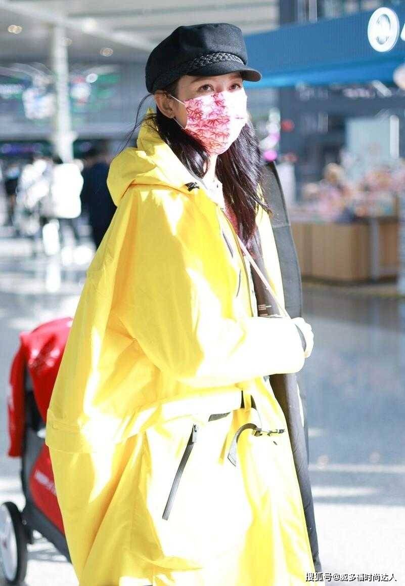 显得 蔡少芬乱穿也不会翻车，黄色冲锋衣配阔腿裤，这模特身材爱了