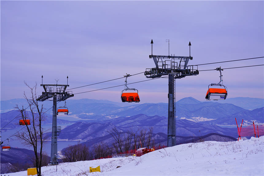 雪场|北纬43°上的黄金雪场，吉林市万科松花湖滑雪场，冬季滑雪的首选