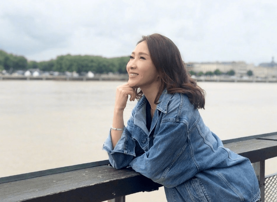 长发 48岁黎姿大秀美背身材好，露肩吊带配长发，气质比20岁姑娘还好