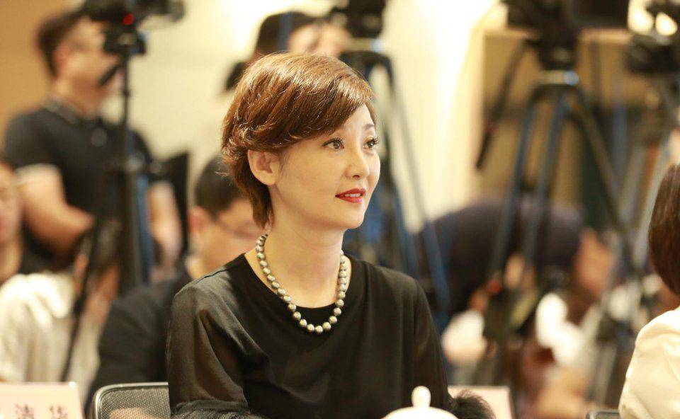 脸部53岁徐帆喜欢大浓妆扮年轻,害怕老去反而更显老,脖颈纹很真实