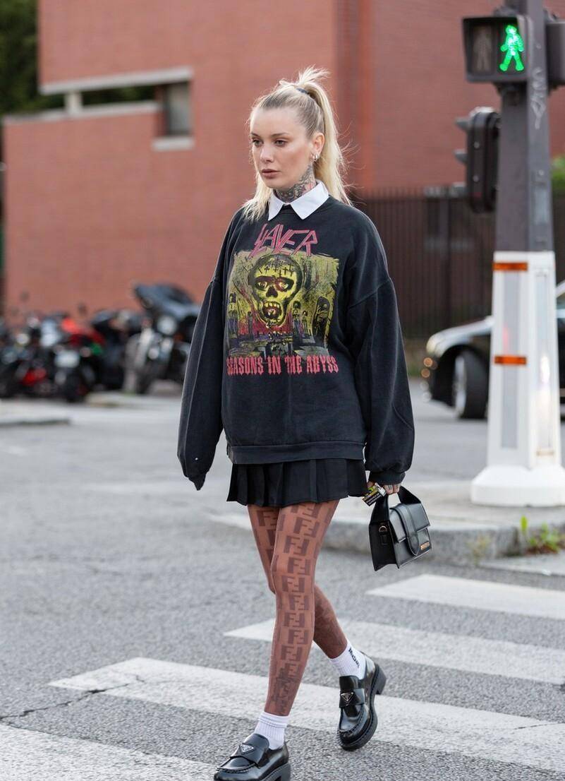 Polo 今冬卫衣适合搭配半身裙,上身活力下身妩媚,女人这么穿很有气质