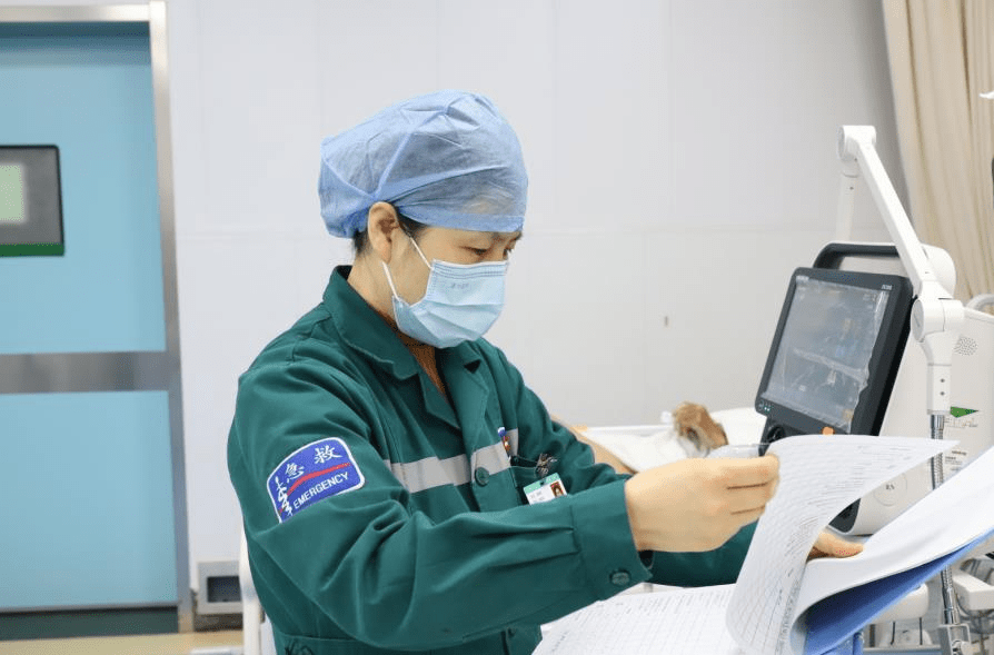 扎根急诊室与时间赛跑临沂第三人民医院急诊科护士长倪维举