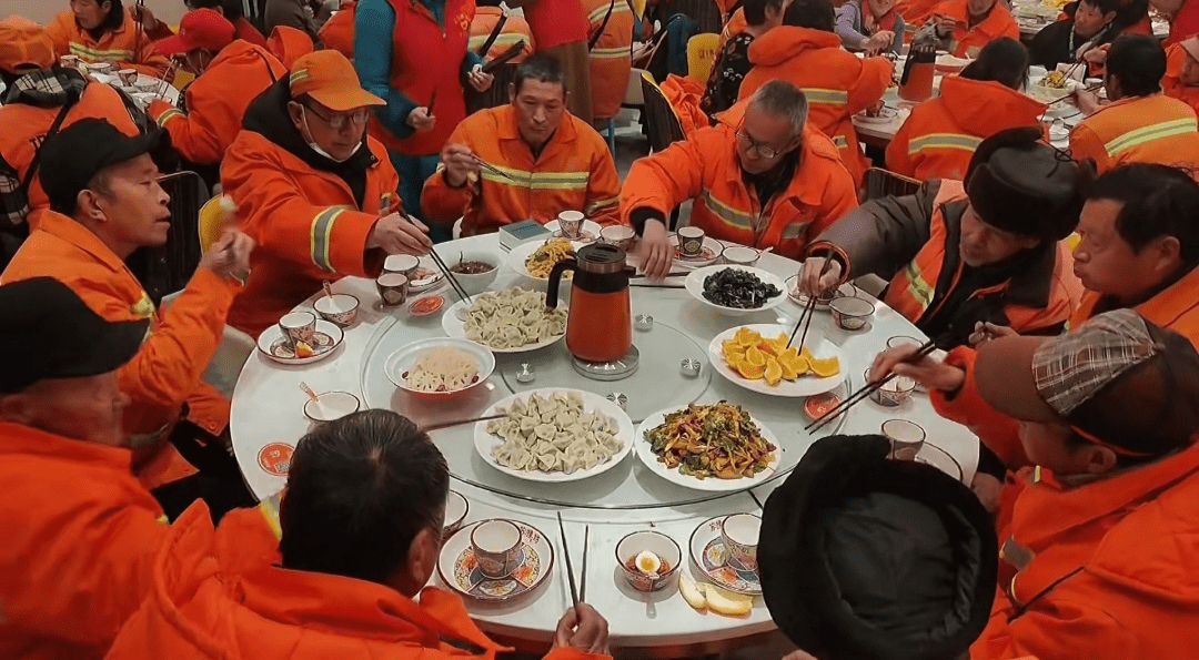 中午11点多,苏豫坊餐厅内欢声笑语不断,130多位巩义环卫工人齐聚一堂.