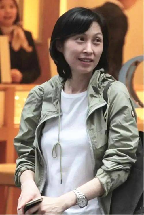 爱妻 刘青云爱妻郭蔼明素颜上街 搭配朴素如“路人” 气质依然优雅