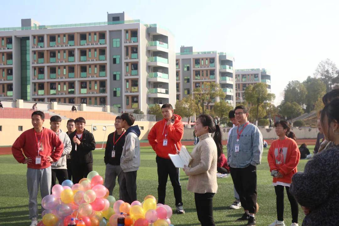 下午13:40,班主任张细萍就和各班委到达操场进行活动准备工作,各班委