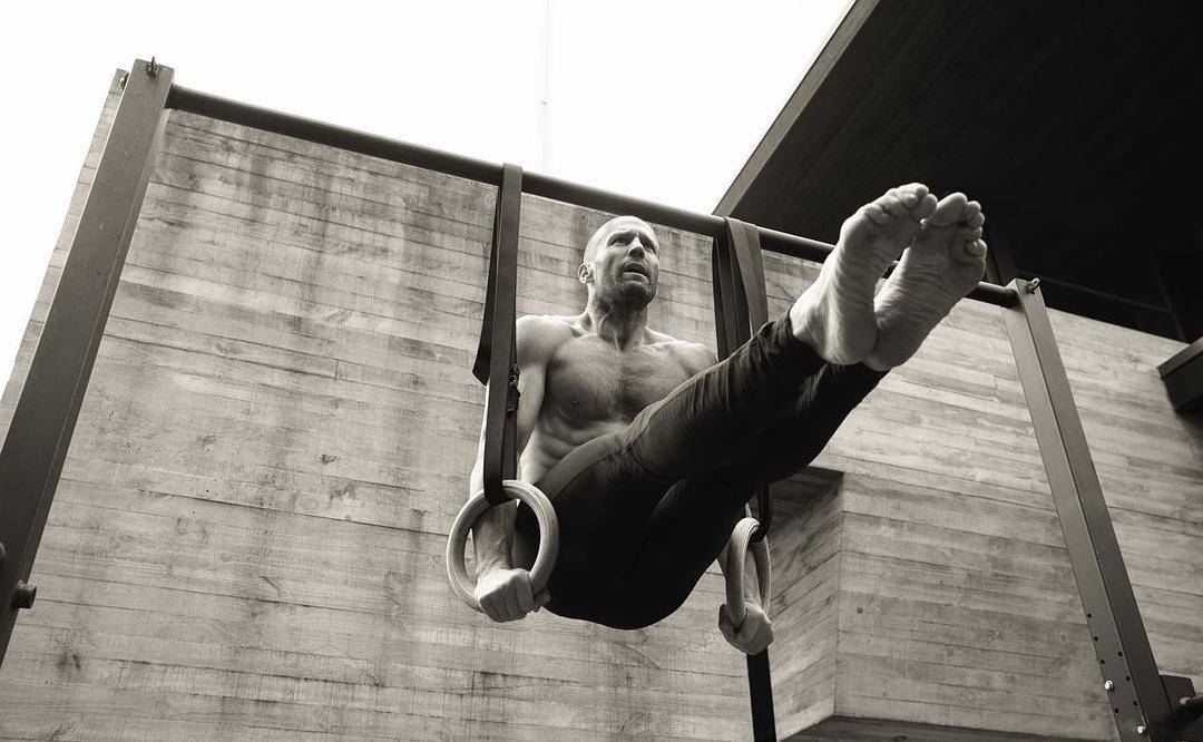 猛男|出道前卖水货，前女友身材火爆，老婆小20岁，52岁硬汉杰森斯坦森