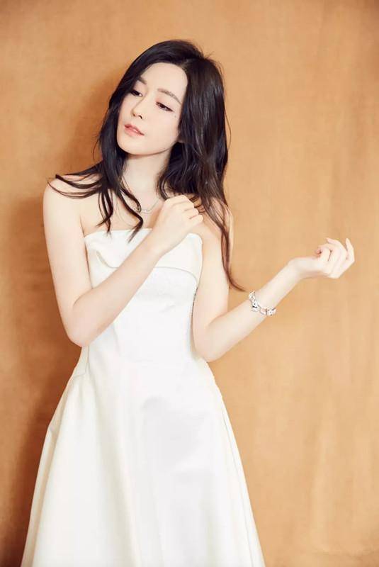 仙女 “人间芭比”汤晶媚 穿白色礼服裙如仙女 开“缝”设计显别致