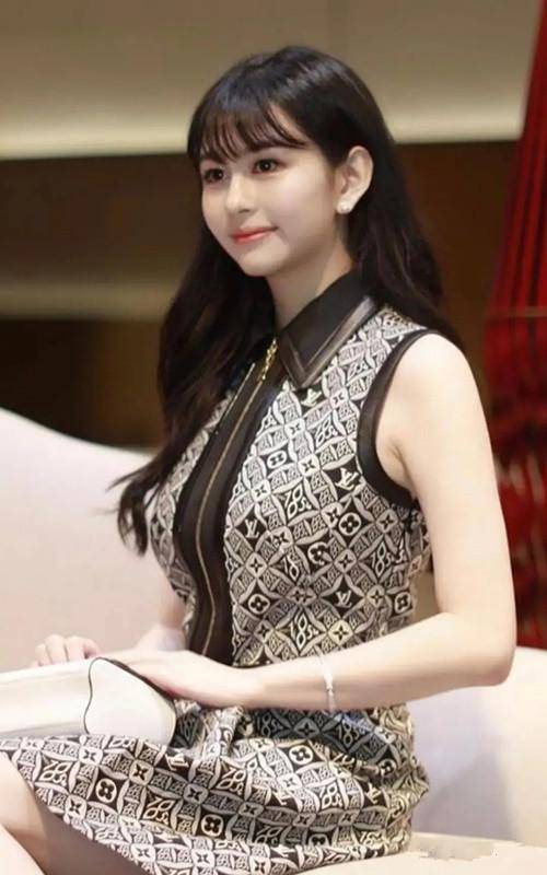 女儿 邱淑贞的女儿初长成 穿印花裙秀魔鬼身材 又纯又欲太像妈