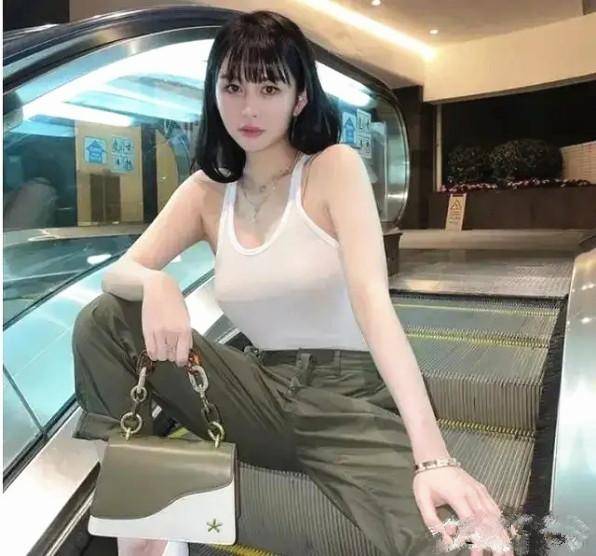 女儿 邱淑贞的女儿初长成 穿印花裙秀魔鬼身材 又纯又欲太像妈