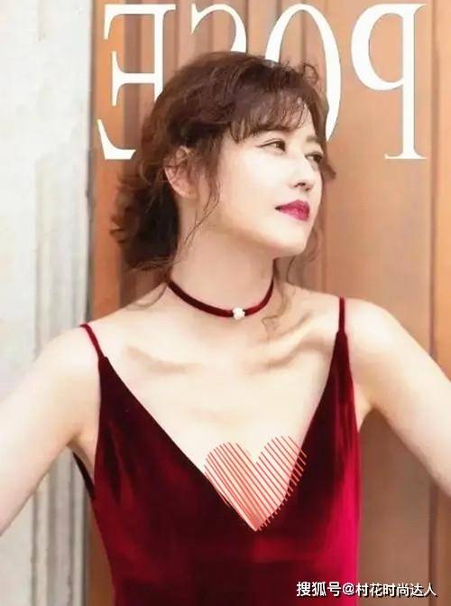 是一种 54岁周海媚不显老 穿深V吊带裙秀身材 “巨形”锁骨轻松抢镜