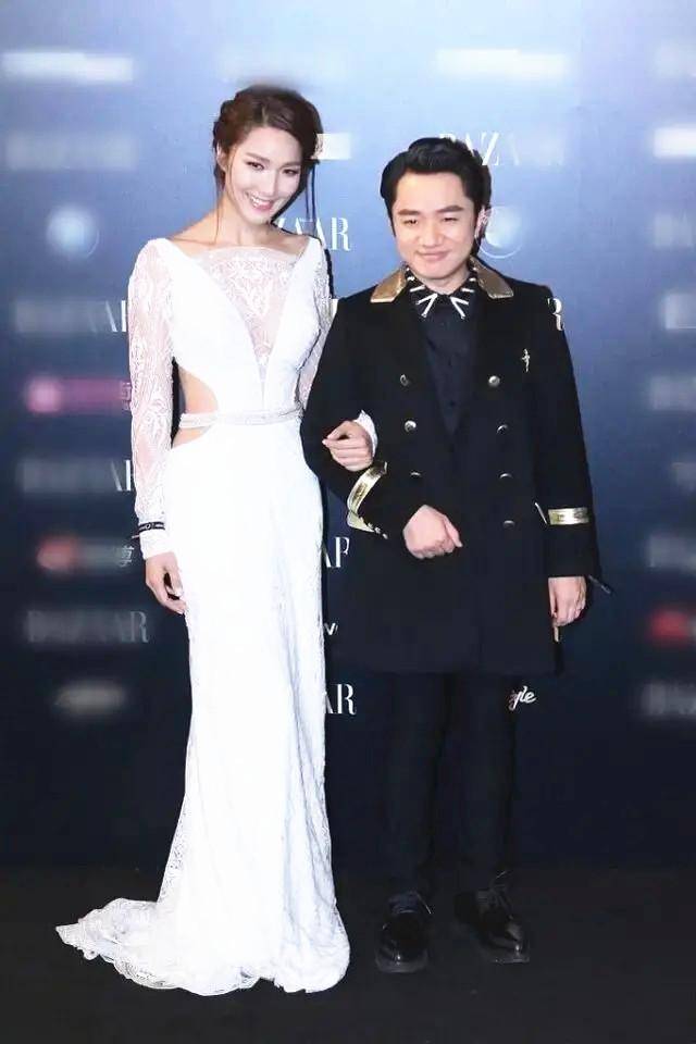 原创王祖蓝和娇妻同台李亚男穿蕾丝裙秀肌肉背12厘米身高差抢镜