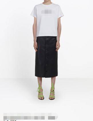 身材 32岁张嘉倪厉害了,宽衣配宽裤也显苗条,7千的行李箱都不起眼了