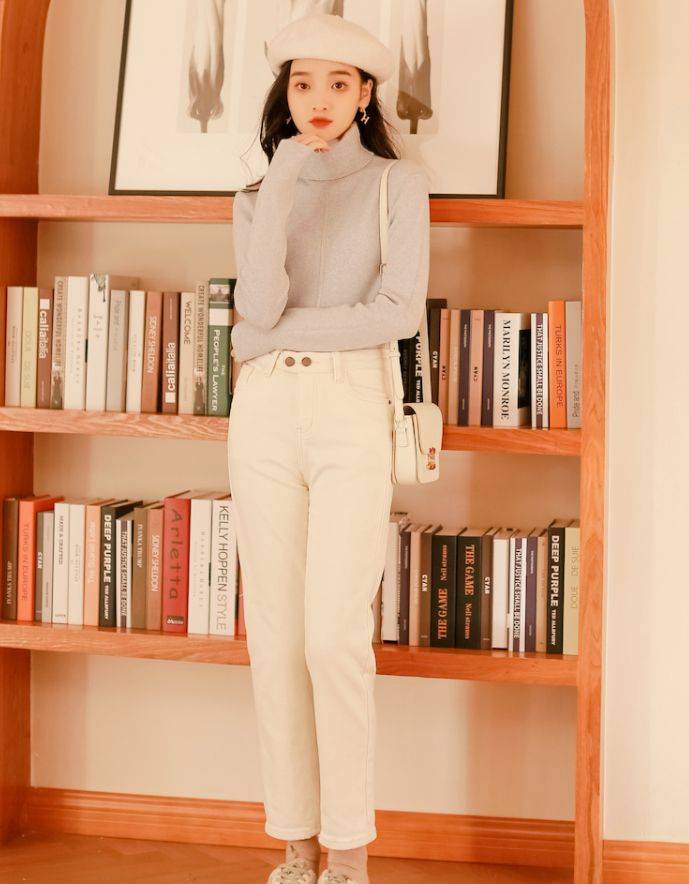 小白 怪不得中年女人不穿小黑裤了,今年流行“小白裤”,高级更显气质