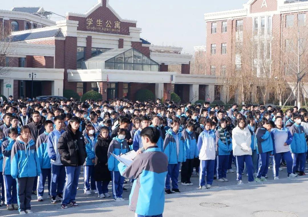 潍坊新纪元综合高中举行第17周升旗仪式