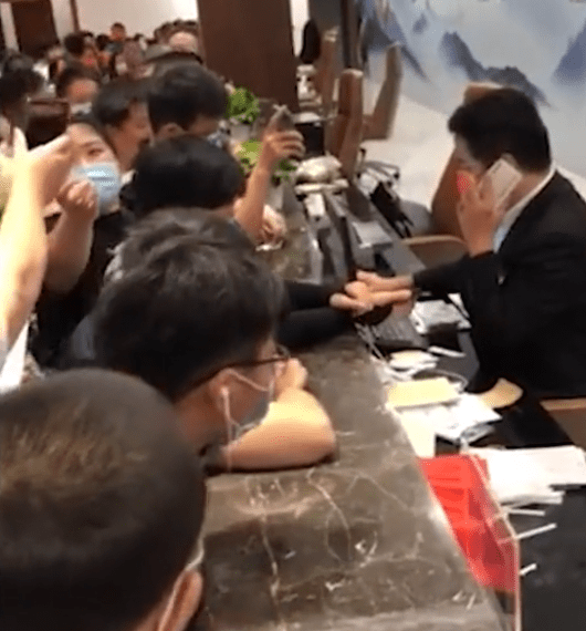 陕西一景区售票处被“挤爆”，只有一个售票员让游客群情激愤