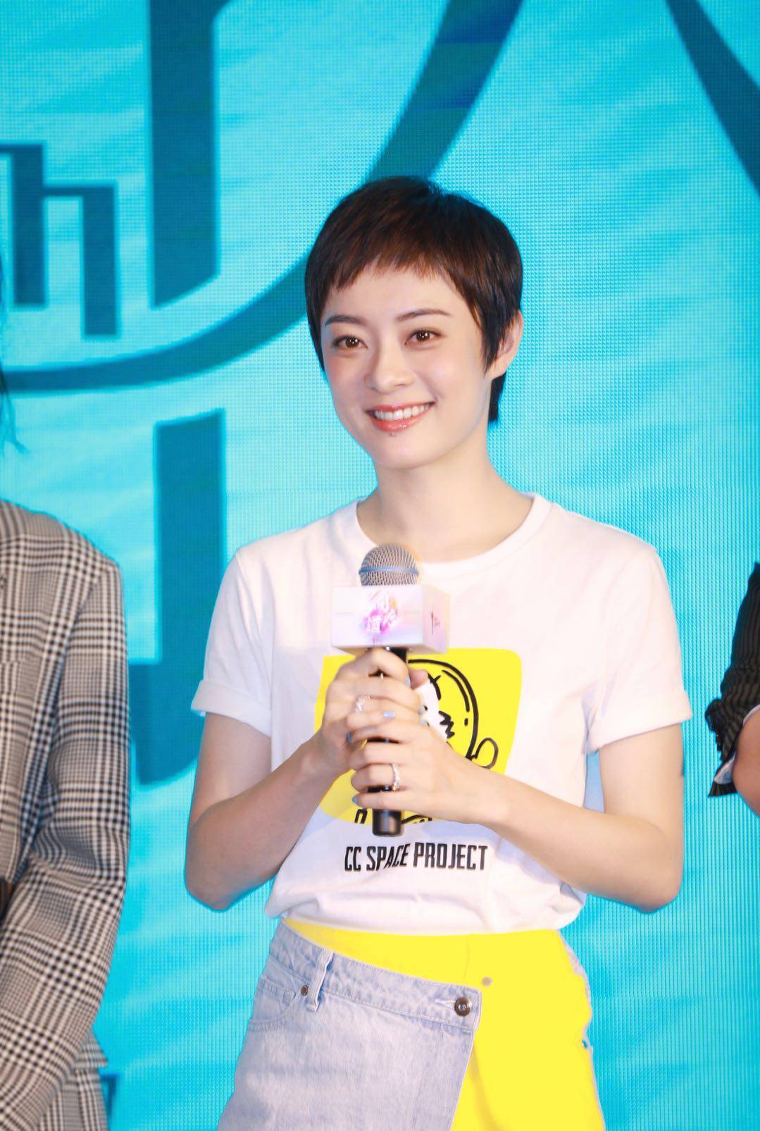 计划 37岁孙俪同框31岁张萌,张萌一袭斗篷红裙不敌孙俪蓝裙清新甜美