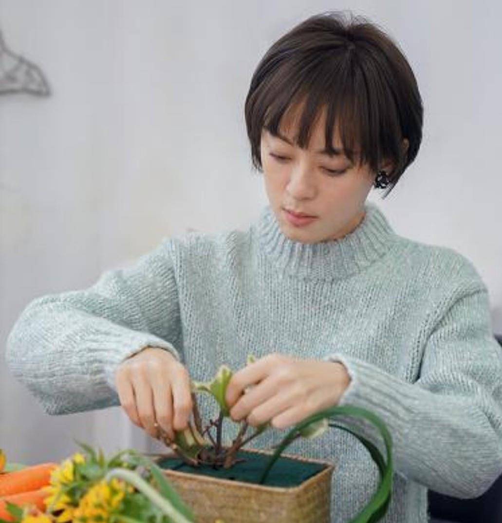 刘海 孙俪闲着在家插花，空气刘海搭配绿毛衣，气质温柔越来越有女人味