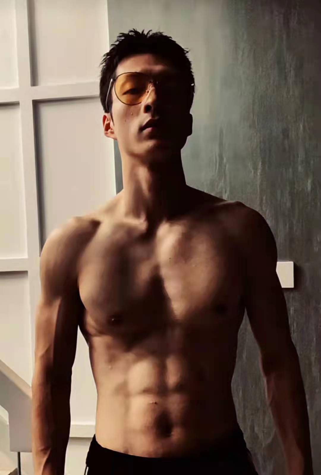 体育生腹肌下的巨柱图片 体育男用过的避孕套微博
