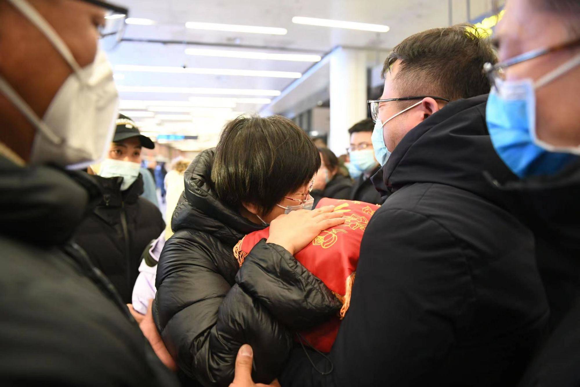 沈阳因公殉职杨医生骨灰从新疆回到家乡200位同事到机场含悲迎接