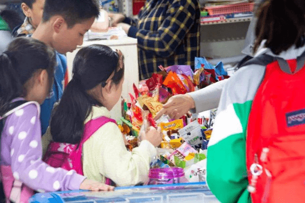 零花钱|教育部下发通知，中小学有望暂停这一服务？学生的快乐时光要消失