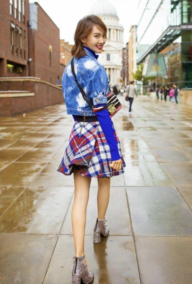 颜色 金晨用叠加穿搭技巧,搭配上摩卡波波头减龄时髦,蚂蚁腰真吸睛