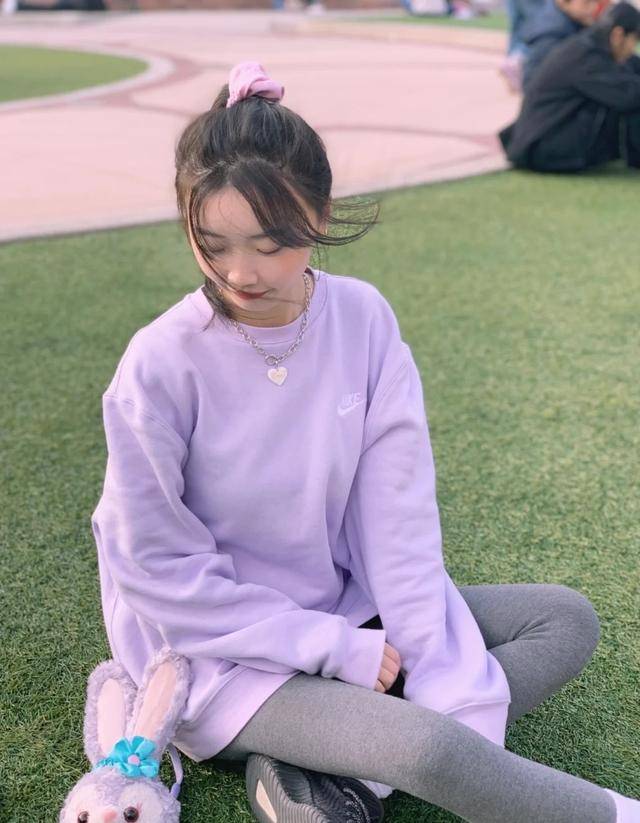 上衣篇香芋紫是指颜色饱和度比较低的紫色,这种紫色很浅淡温柔,上身