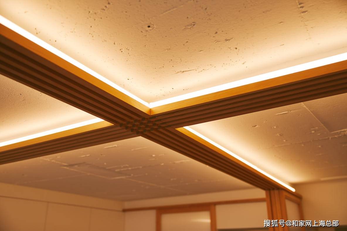 在和村田夫妇沟通后,才了解到在吊顶田字型轨道隐藏了led灯饰