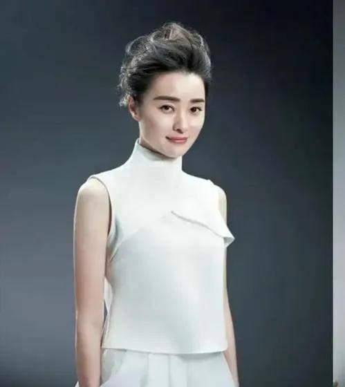 影后李馨巧台到学校选拔新人那时候上海电视
