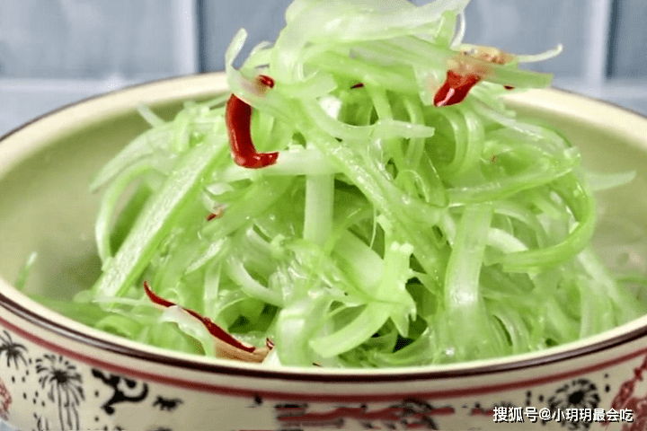 这道冰爆西芹的做法很简单,基本上都是家里常见的食材,由枸杞,生姜和