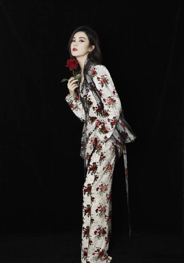 因为 郁可唯越来越有女人味，长头发搭配亮片西服，大长腿实力太吸睛