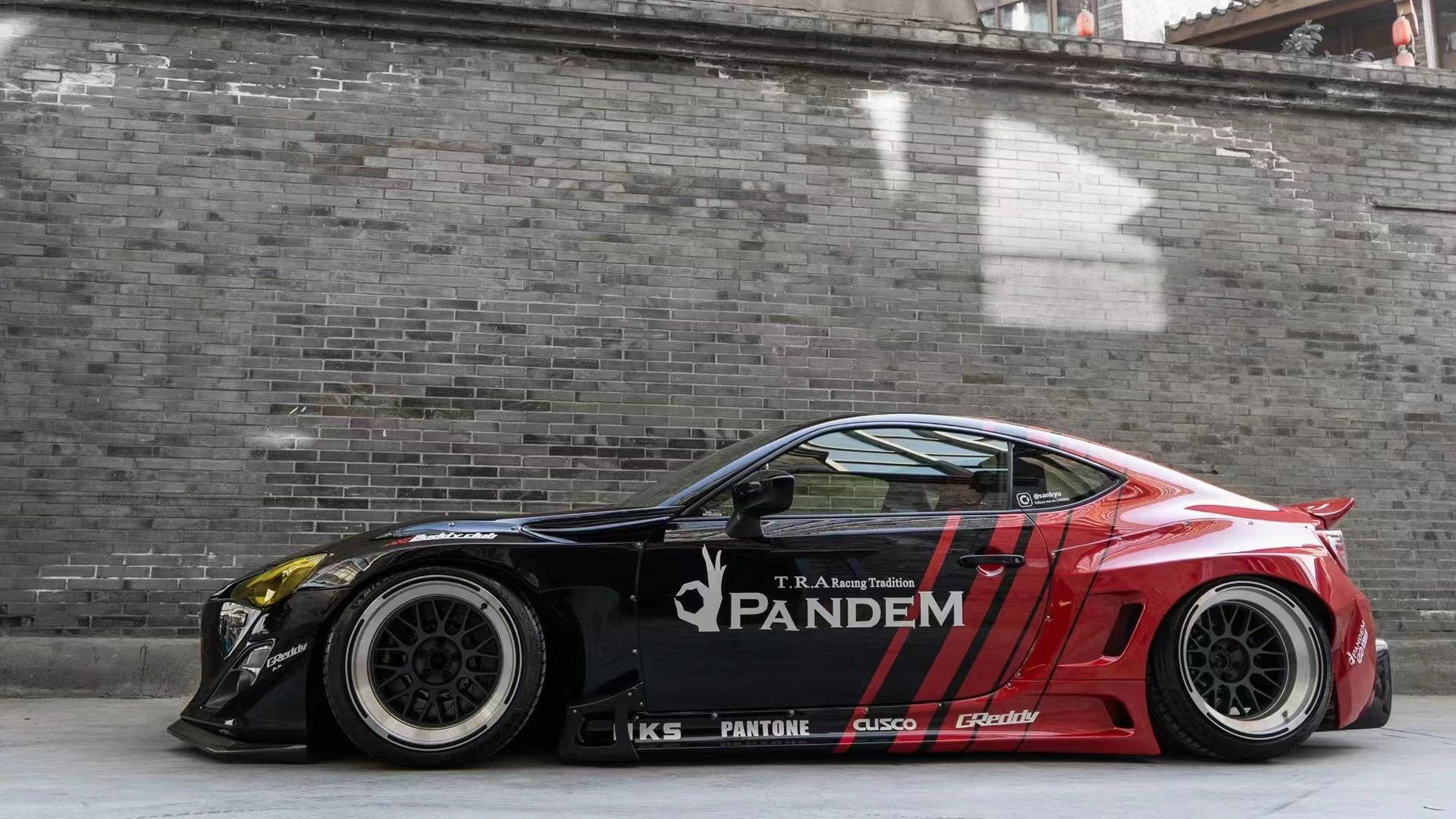 阿呆车服漆面改色膜丰田86经典红与黑拼接