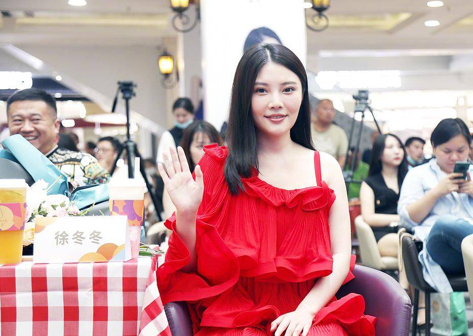 徐冬冬 徐冬冬最新活动照火了，“木耳裙”穿出公主范，确定这还是大嫂？