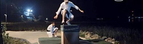 邓超|邓超陈赫刘昊然挑战轮滑上坡秒变“螃蟹”？