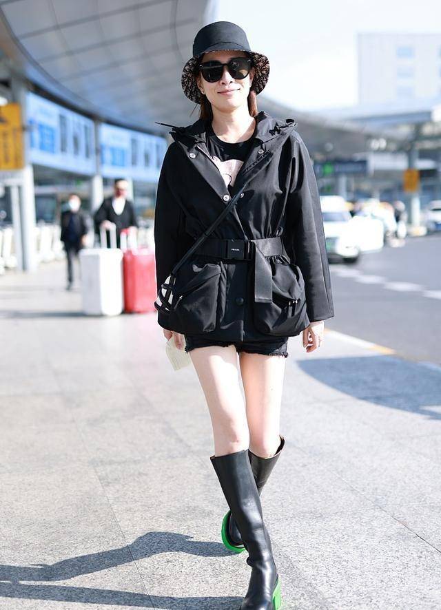 仙鹤 佘诗曼明明快50了，穿风衣配短裤减龄又洋气，“仙鹤腿”让人羡慕