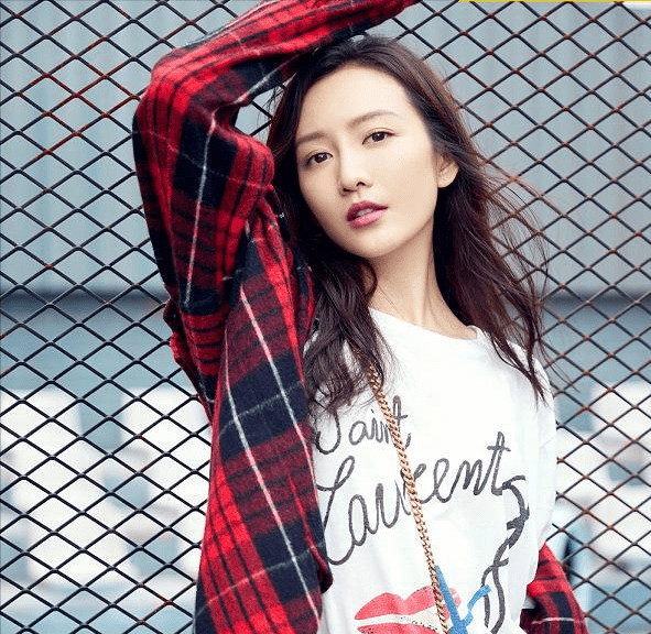 王鸥 春天怎么穿？看看王鸥的格子衬衫+T恤，美翻了全场