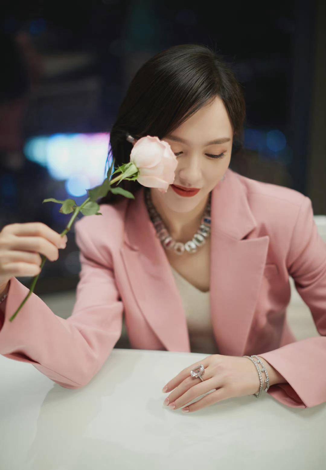 御姐 38岁的唐嫣美貌营业，身穿粉色西装套装又飒又美，大长腿抢镜