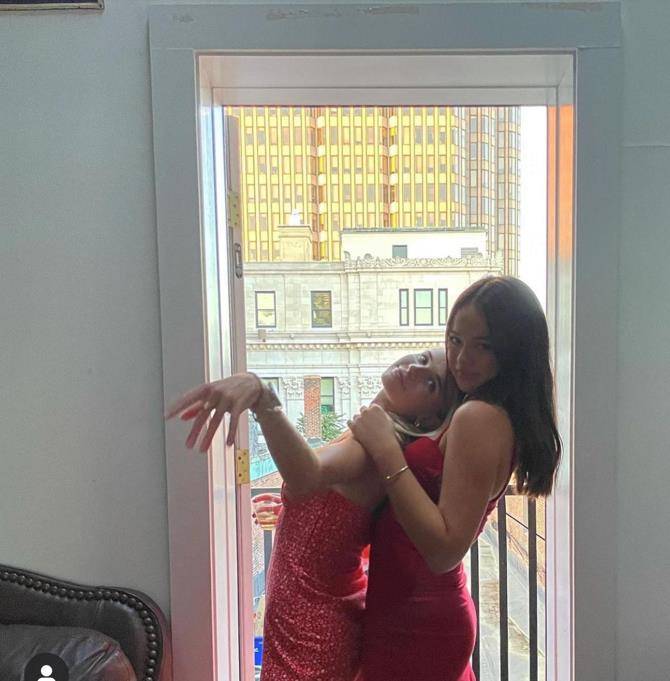 好身材 邓文迪大女儿近照罕曝光！穿红色紧身裙小腿粗壮，过马路不等绿灯