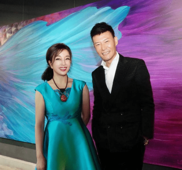 身材 刘晓庆64岁气质优雅,马尾辫发型搭配连衣裙,干练时髦又减龄