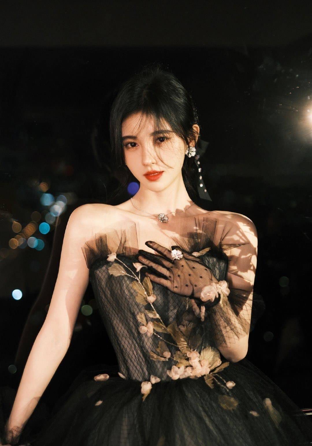 身材 气质对女明星有多重要？胡冰卿裙衩全场最高，却被宋佳比下去了