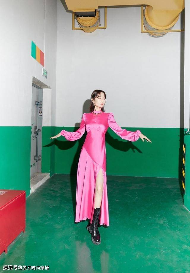 刘敏涛 45岁刘敏涛心态超年轻，亮粉色连衣裙衬托出曼妙的身姿，气质优雅