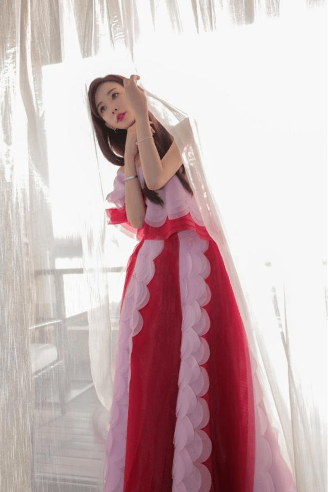 进行 45岁林志玲留大波浪卷发气质全开,穿一件抹胸连衣裙,魅力十足