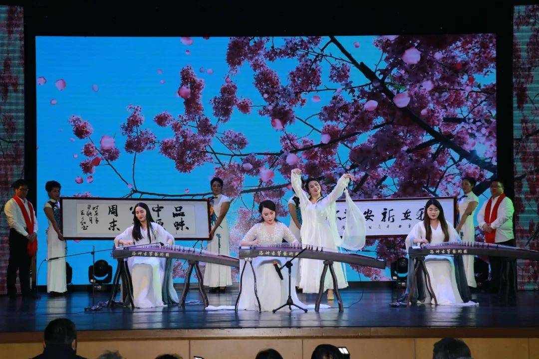 表演者:李天方 毕松萍 李小玉小品《农家院的笑声》朗诵者:王菀葳 郑