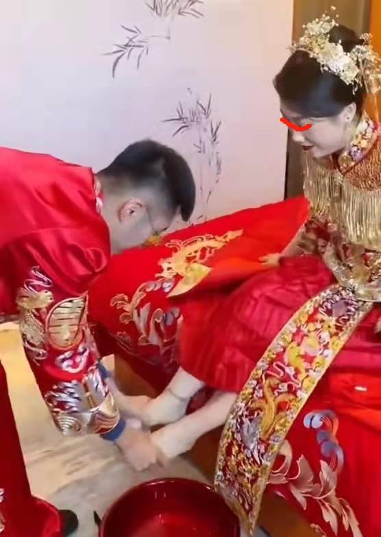 原创让新郎喝洗脚水是习俗男子接亲被迫喝新娘洗脚水还被泼了一脸