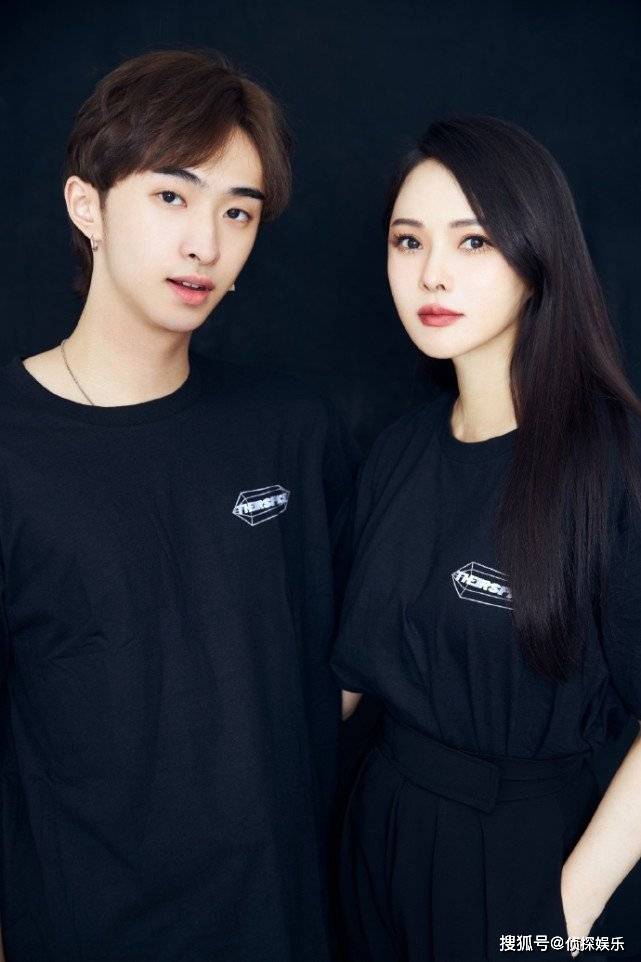 pose 伊能静儿子不惧争议再穿女装，长发浓妆配修身裙，举手投足超自信