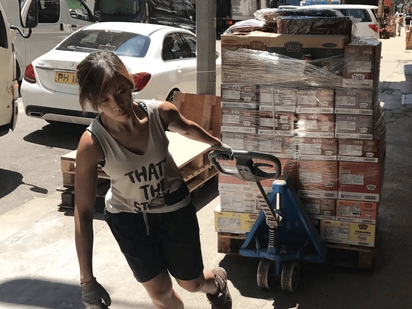 朱芊佩:颜值高,干搬运10年被质疑作秀,相亲牵手富豪后怎样了_生活