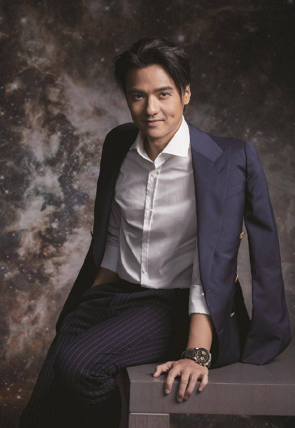 老公 舒淇老公冯德伦登封面，西装配条纹衫帅气有型，45岁彰显熟男气质