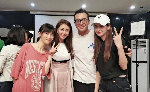 除开艺人的范畴,从网络意外走红的papi姜逸磊以及担任经纪人的杨铭更