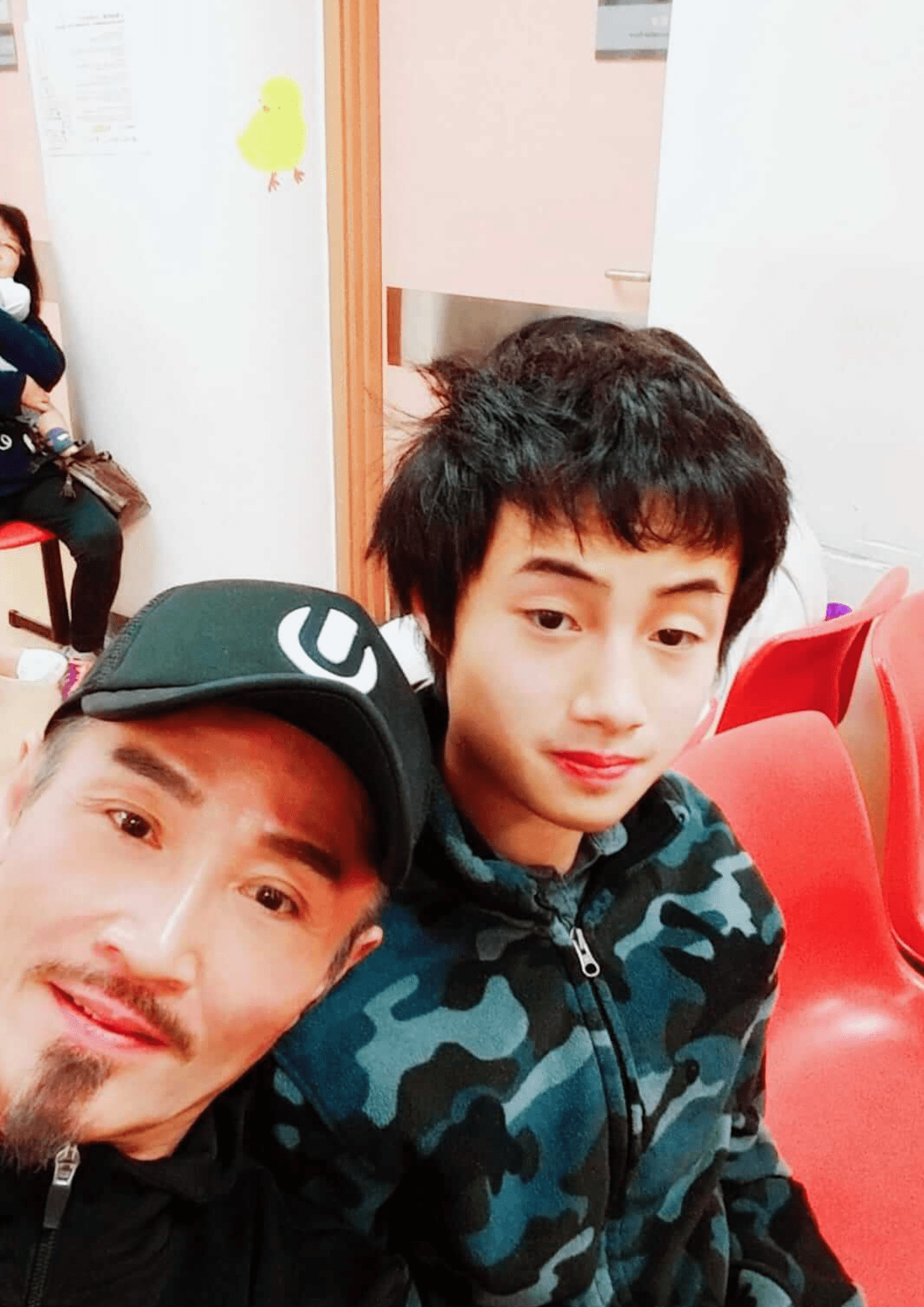 原创周启生为儿子将举家移居美国声称国外更包容21岁次子患自闭症