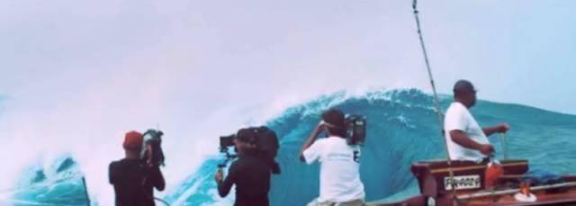 因为|深入鲨鱼区、遇到雪崩，3个替身意外去世，这部电影拍得太惊险